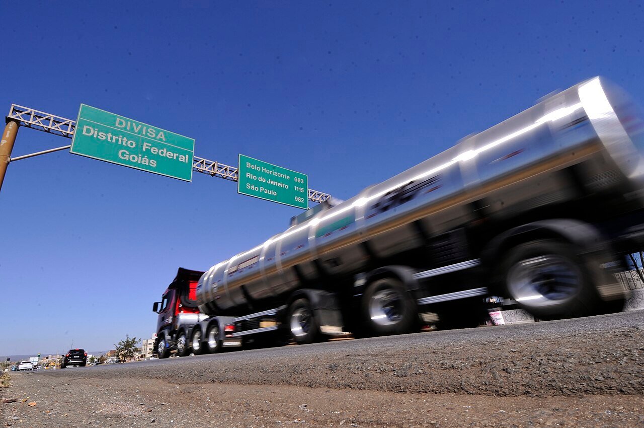 Carreta de carga trafegando em rodovia federal brasileira, tema de gestao de frotas e logistica